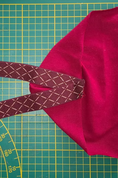 Strap an Futter heften